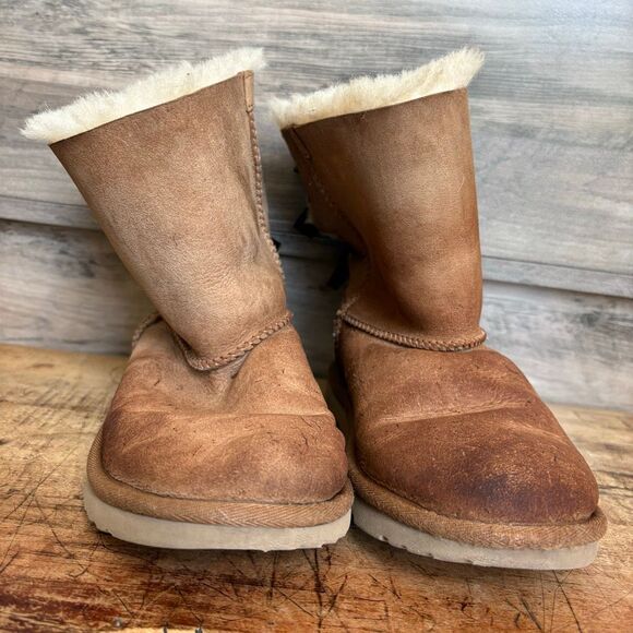 UGG Bailey Bow Suede Boots Girls 4 Inside Fur is in good condition, Front of Sho - Picture 7 of 9